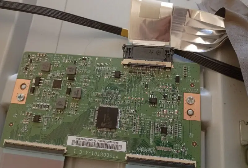 برد تیکان در تعمیر خطوط عمودی و افقی در تصویر تلویزیون سامسونگ در کرج (1)